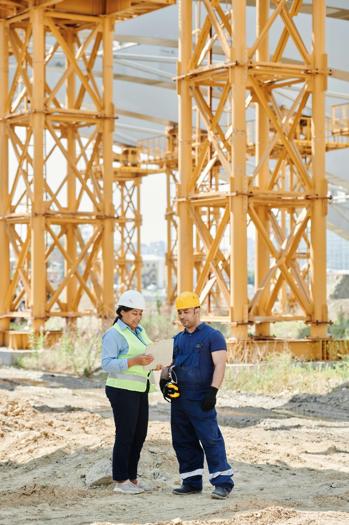 Profesionales de construcción trabajando en obra